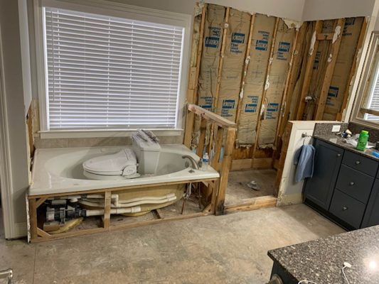 tub & shower area of bathroom before remodeling has begun